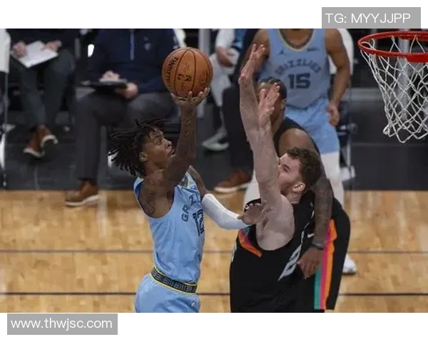 2013年NBA西部决赛回顾：灰熊与马刺的激烈对决与精彩瞬间分析